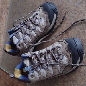 COLUMBIA SNEAKERS . Good condition.